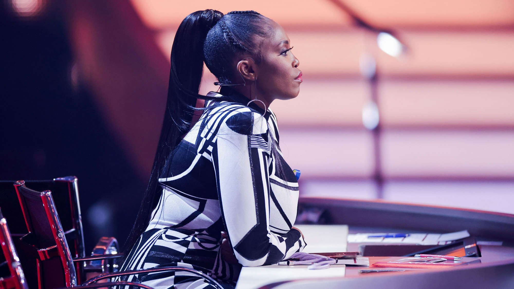 Motsi Mabuse, Jurymitglied, sitzt in der RTL-Tanzshow „Let’s Dance“ im Coloneum.