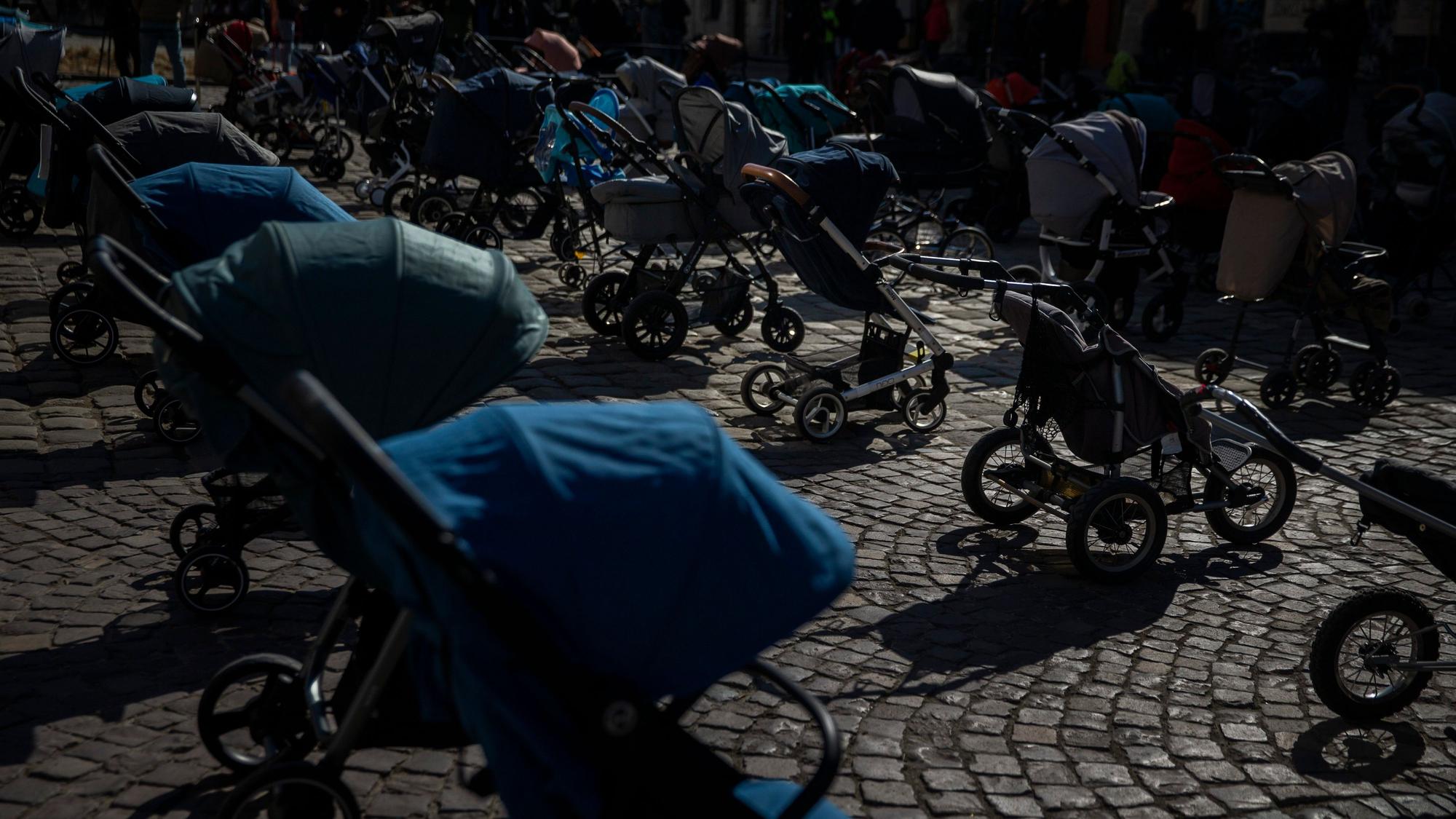 Die Kinderwagen, die für die mindestens 109 Kinder stehen, die seit der russischen Invasion am 24. Februar getötet wurden, sollen das Bewusstsein für den Wunsch der Ukraine wecken, das Land zur Flugverbotszone zu machen.