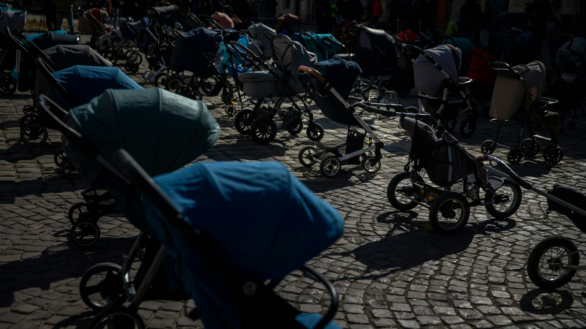 Die Kinderwagen, die für die mindestens 109 Kinder stehen, die seit der russischen Invasion am 24. Februar getötet wurden, sollen das Bewusstsein für den Wunsch der Ukraine wecken, das Land zur Flugverbotszone zu machen.
