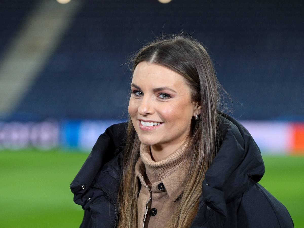 Laura Wontorra lächelt in die Kamera