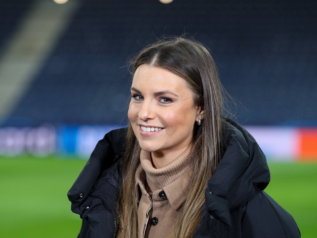 Laura Wontorra lächelt in die Kamera