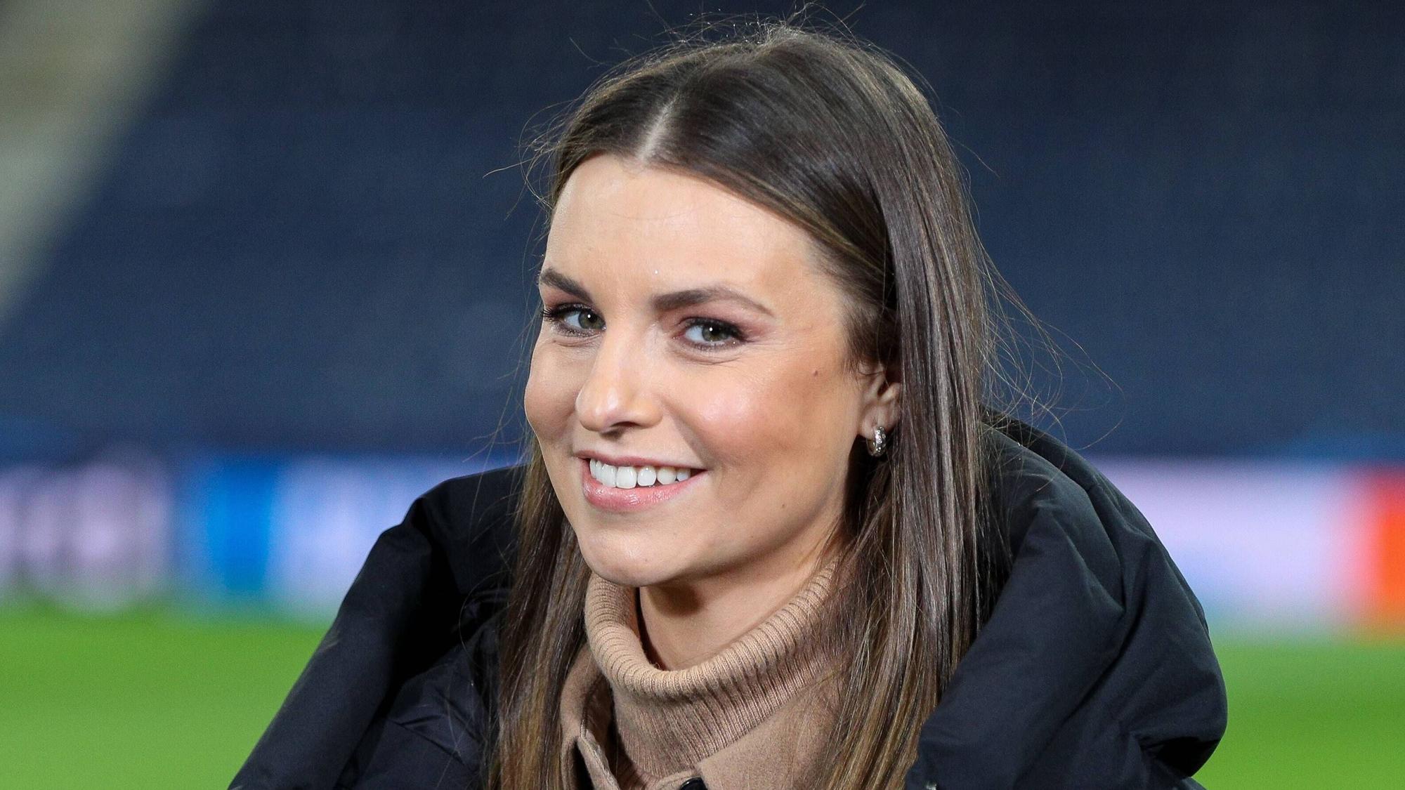 Laura Wontorra lächelt in die Kamera