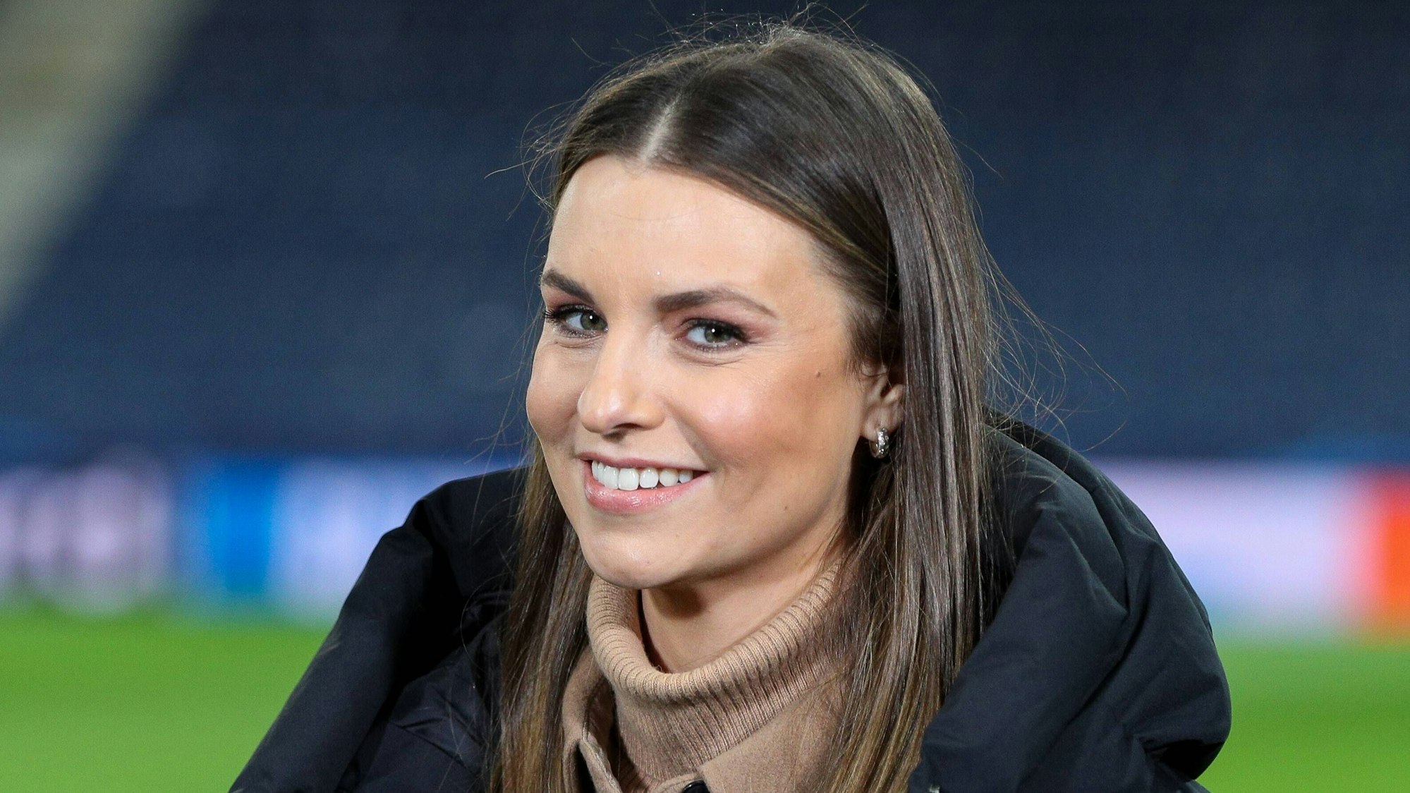 Laura Wontorra lächelt in die Kamera