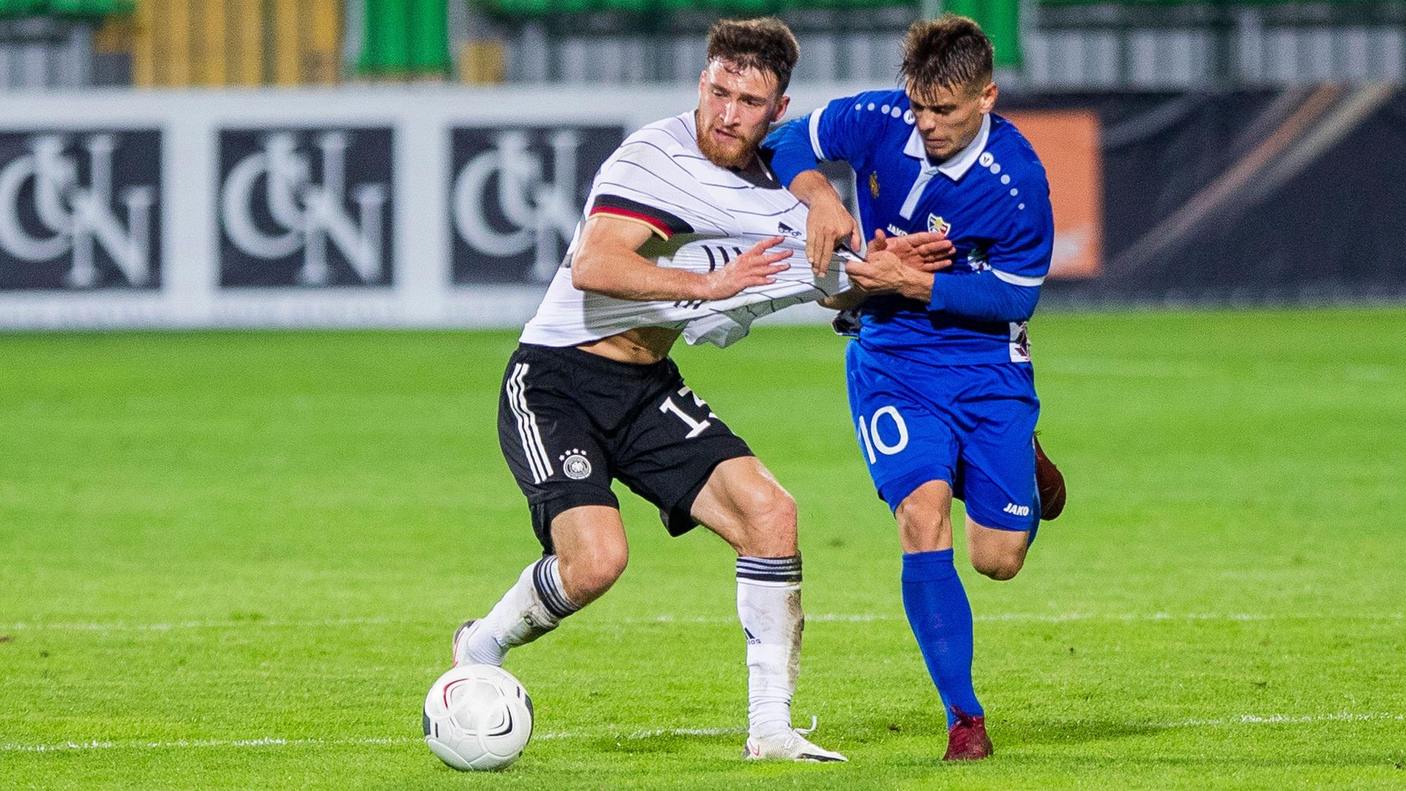 Deutschlands Salih Özcan (l) im Kampf um den Ball mit Victor Stina (Moldau).