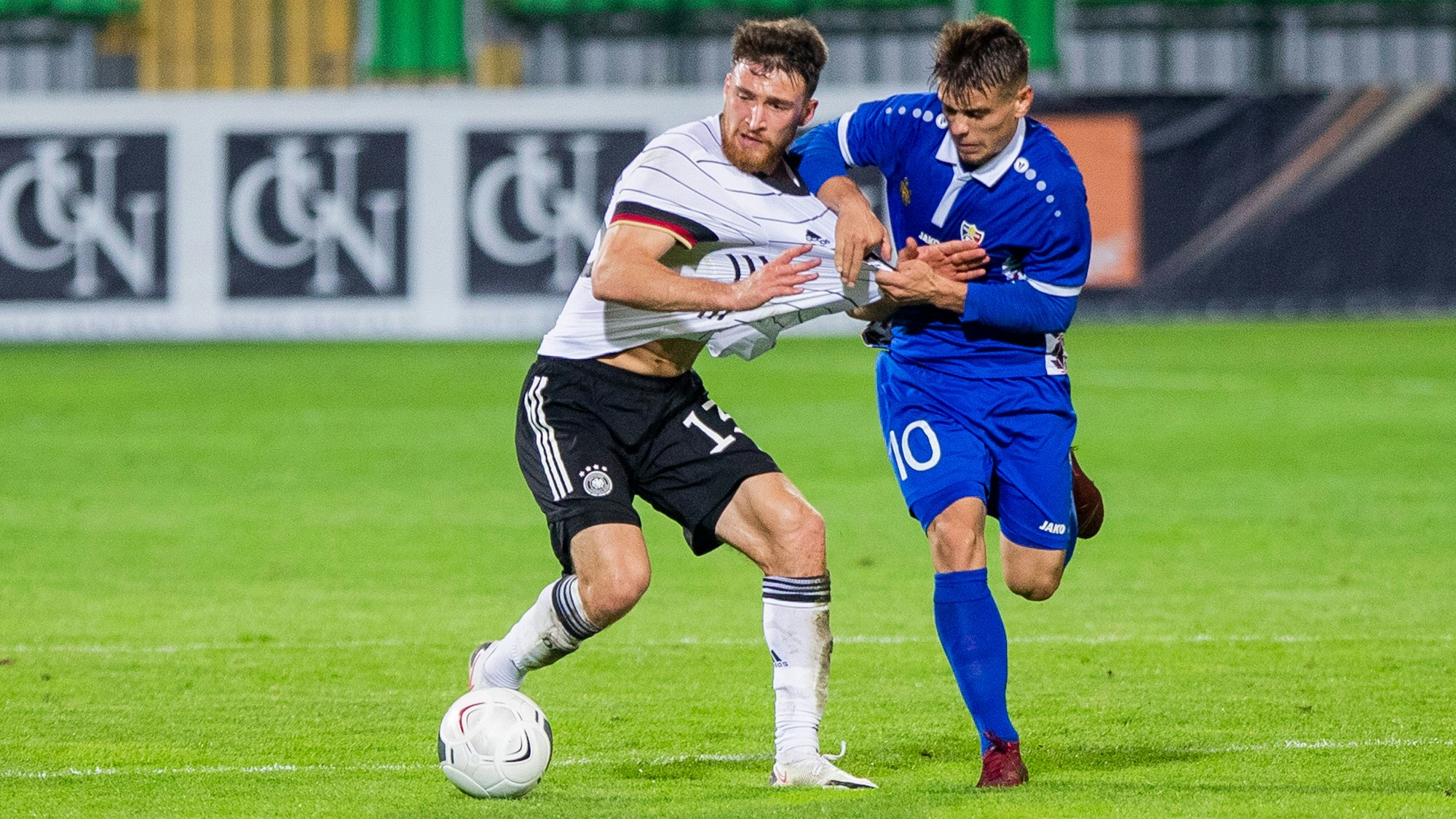 Deutschlands Salih Özcan (l) im Kampf um den Ball mit Victor Stina (Moldau).