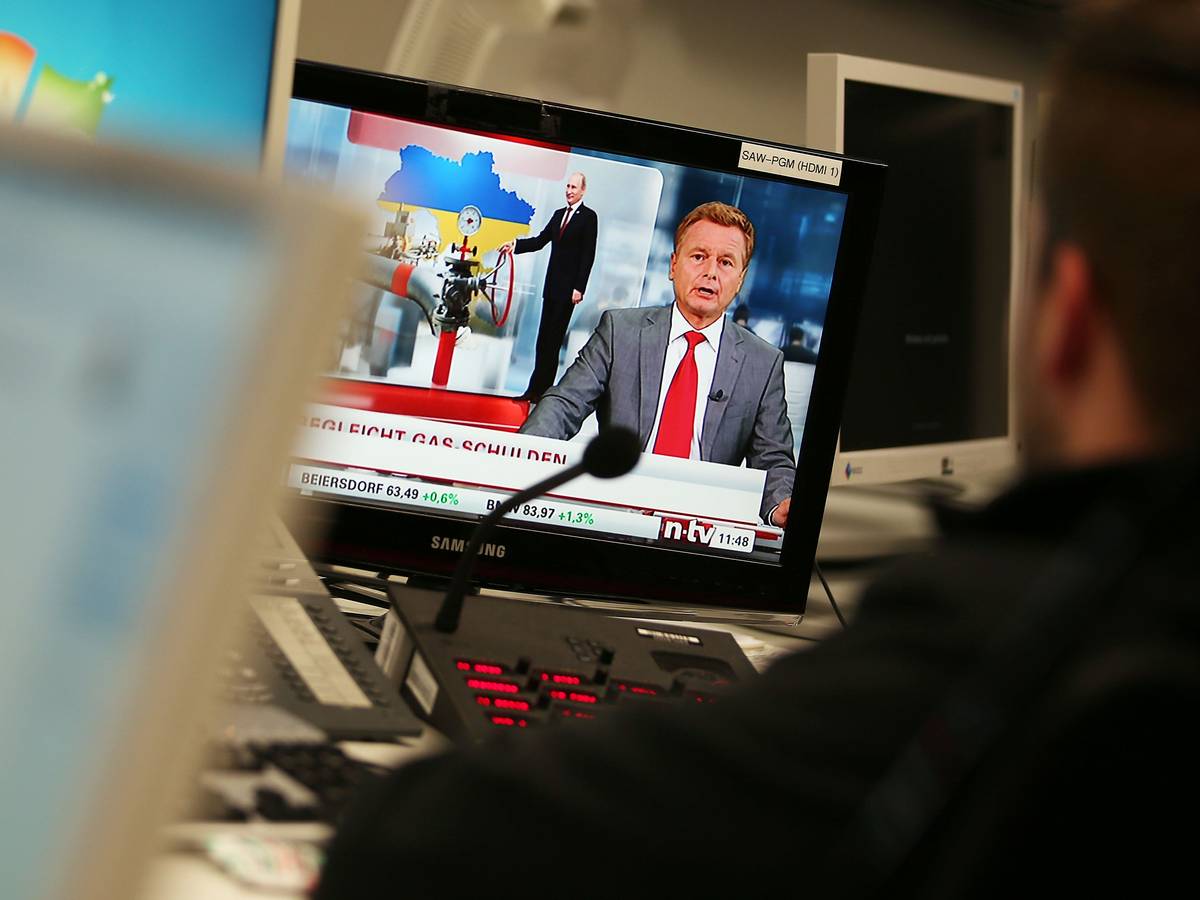 Der TV-Moderator Raimund Brichta ist am 5. November 2014 in Köln (Nordrhein-Westfalen) im Newsroom des Nachrichten-Senders n-tv auf einem Monitor zu sehen.