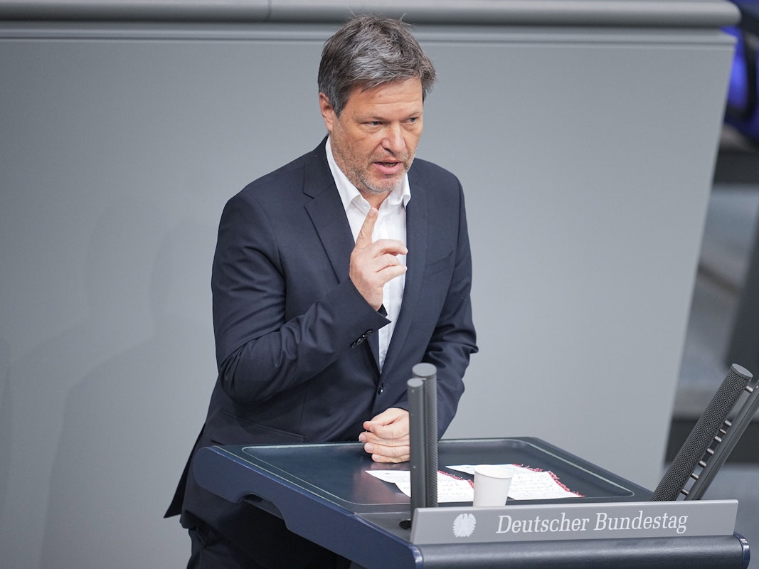 Bundeswirtschafts- und Klimaschutzminister Robert Habeck (Bündnis 90/Grüne) spricht im Bundestag zur Impfpflicht.