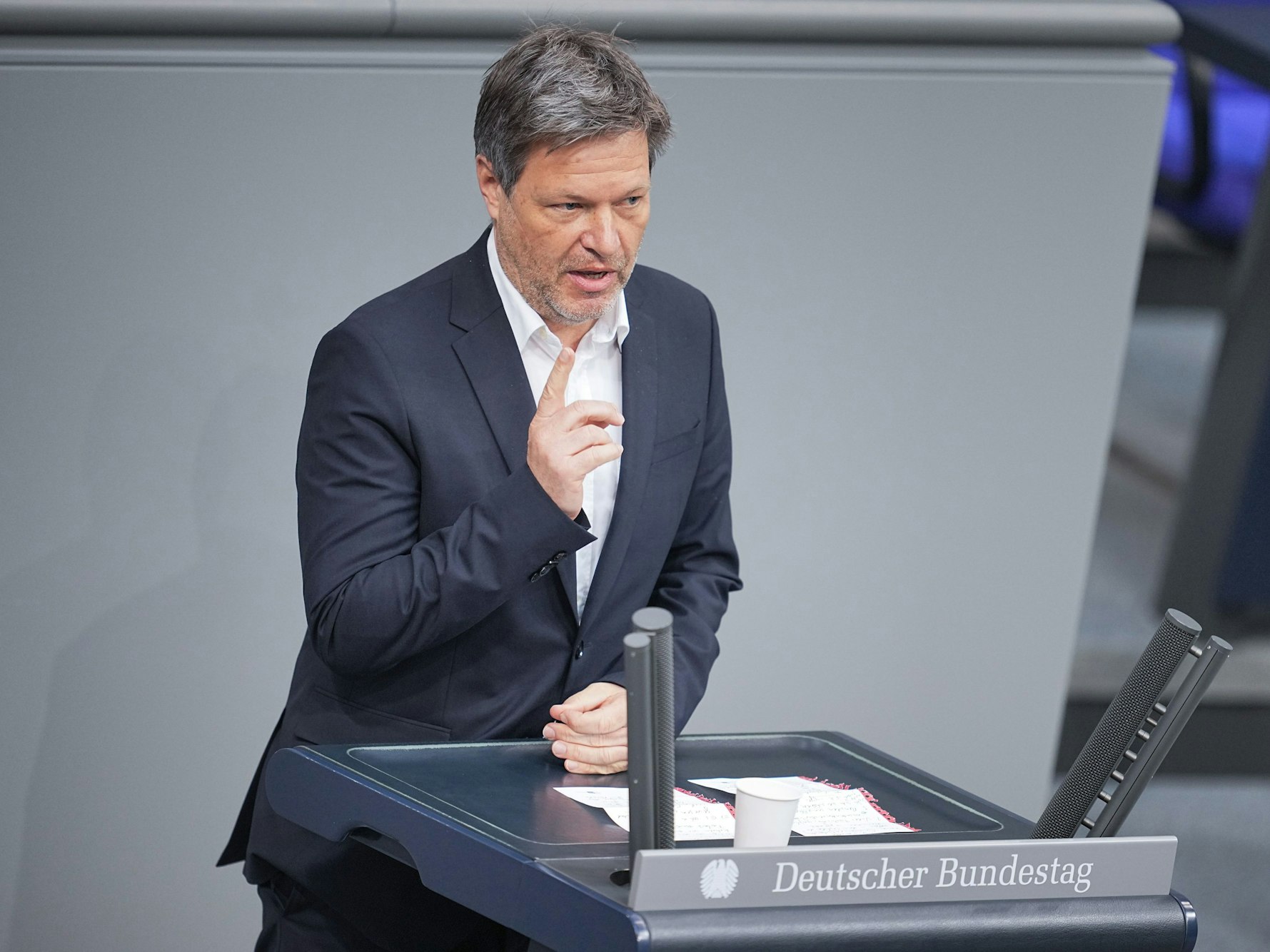 Bundeswirtschafts- und Klimaschutzminister Robert Habeck (Bündnis 90/Grüne) spricht im Bundestag zur Impfpflicht.