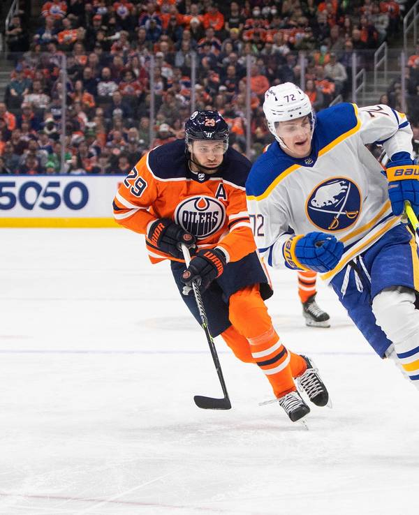 Oilers-Star Leon Draisaitl (l.) verfolgt Sabres-Profi Tage Thompson (r.) auf dem Eis.