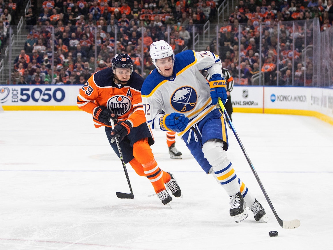 Oilers-Star Leon Draisaitl (l.) verfolgt Sabres-Profi Tage Thompson (r.) auf dem Eis.