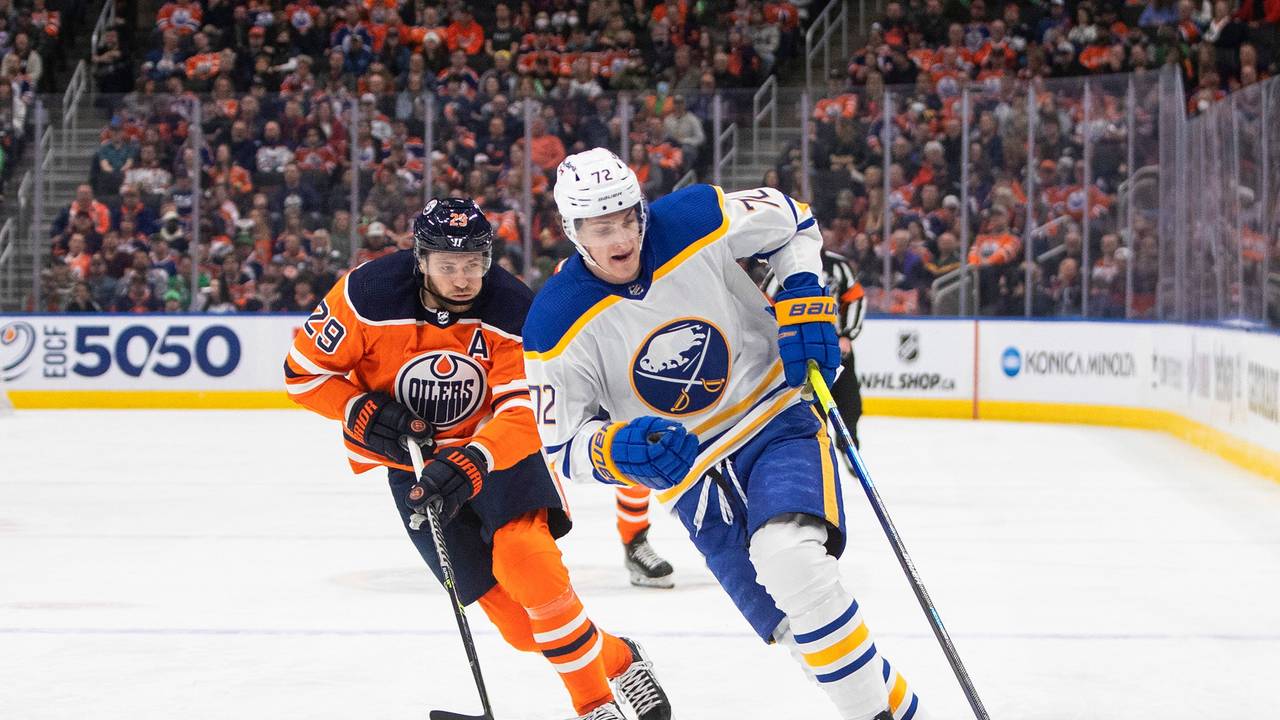 Oilers-Star Leon Draisaitl (l.) verfolgt Sabres-Profi Tage Thompson (r.) auf dem Eis.