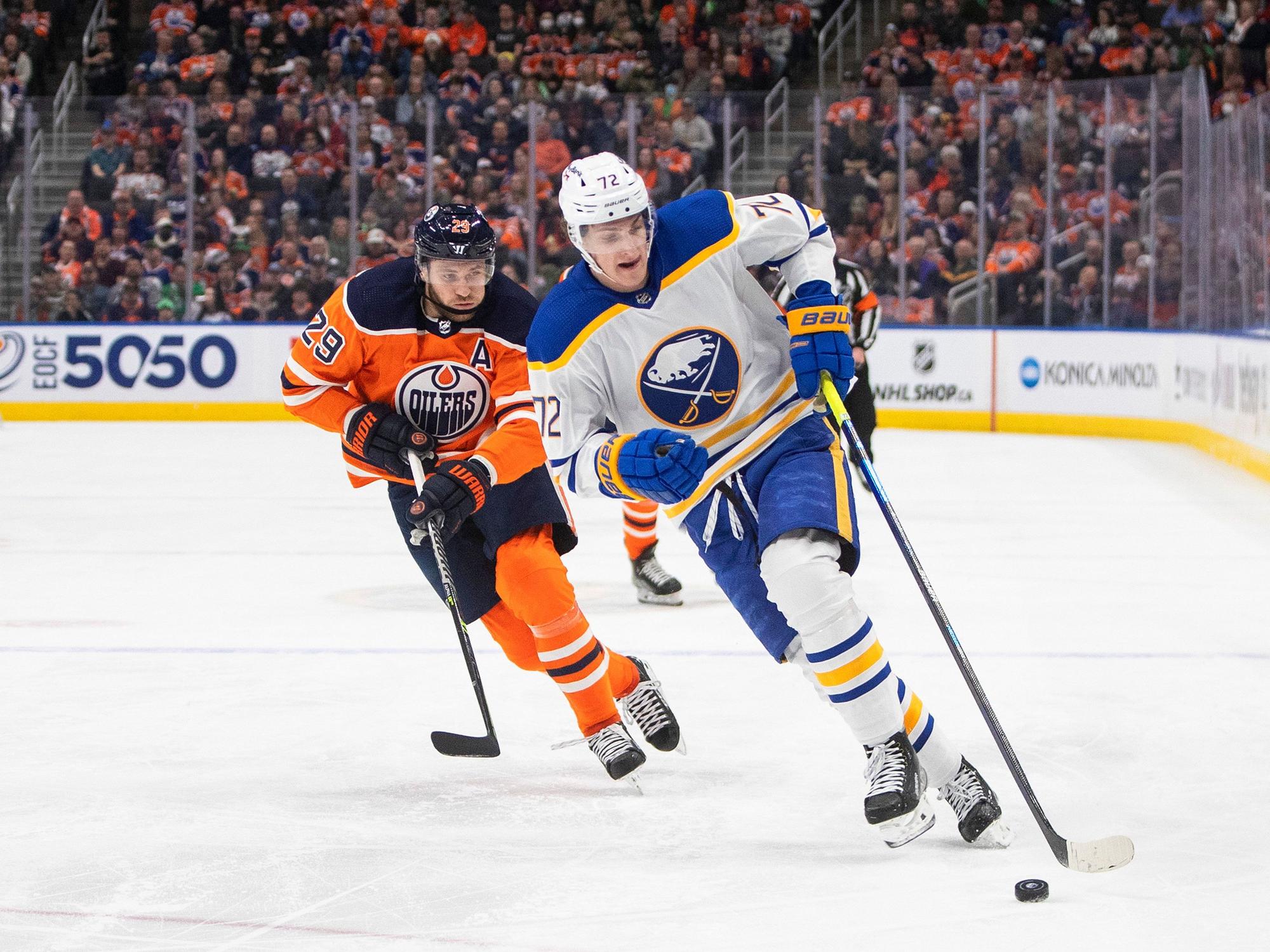 Oilers-Star Leon Draisaitl (l.) verfolgt Sabres-Profi Tage Thompson (r.) auf dem Eis.