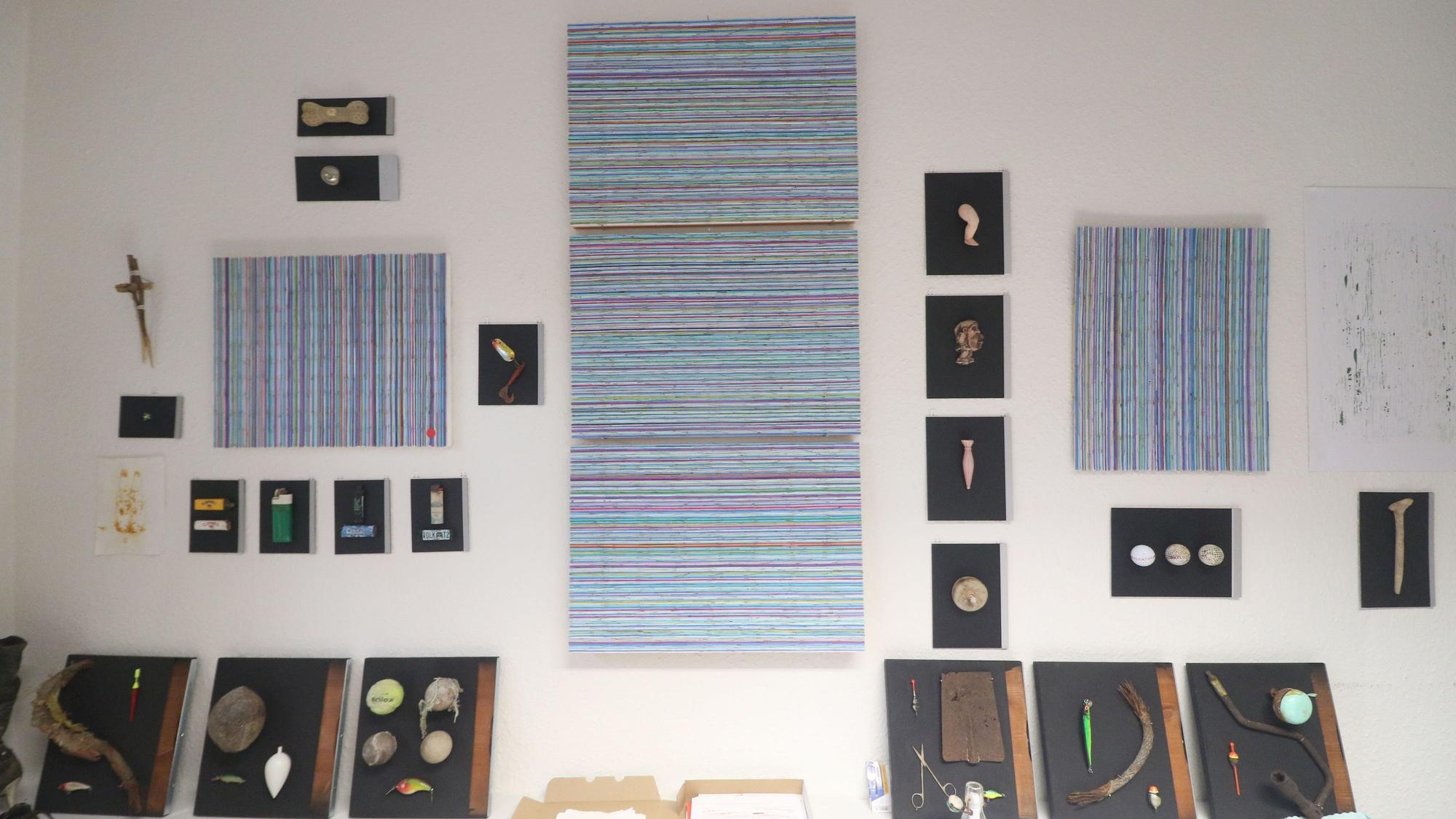 Kunstwerke und andere Objekte in einer Ausstellung.