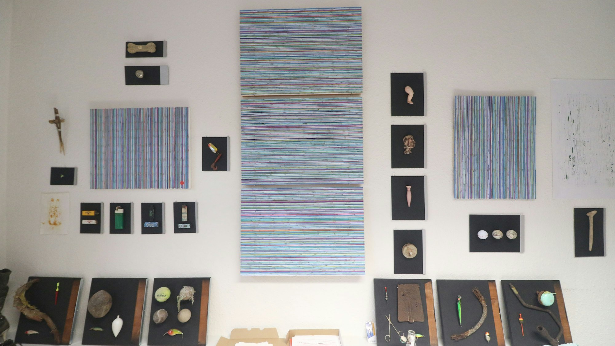 Kunstwerke und andere Objekte in einer Ausstellung.