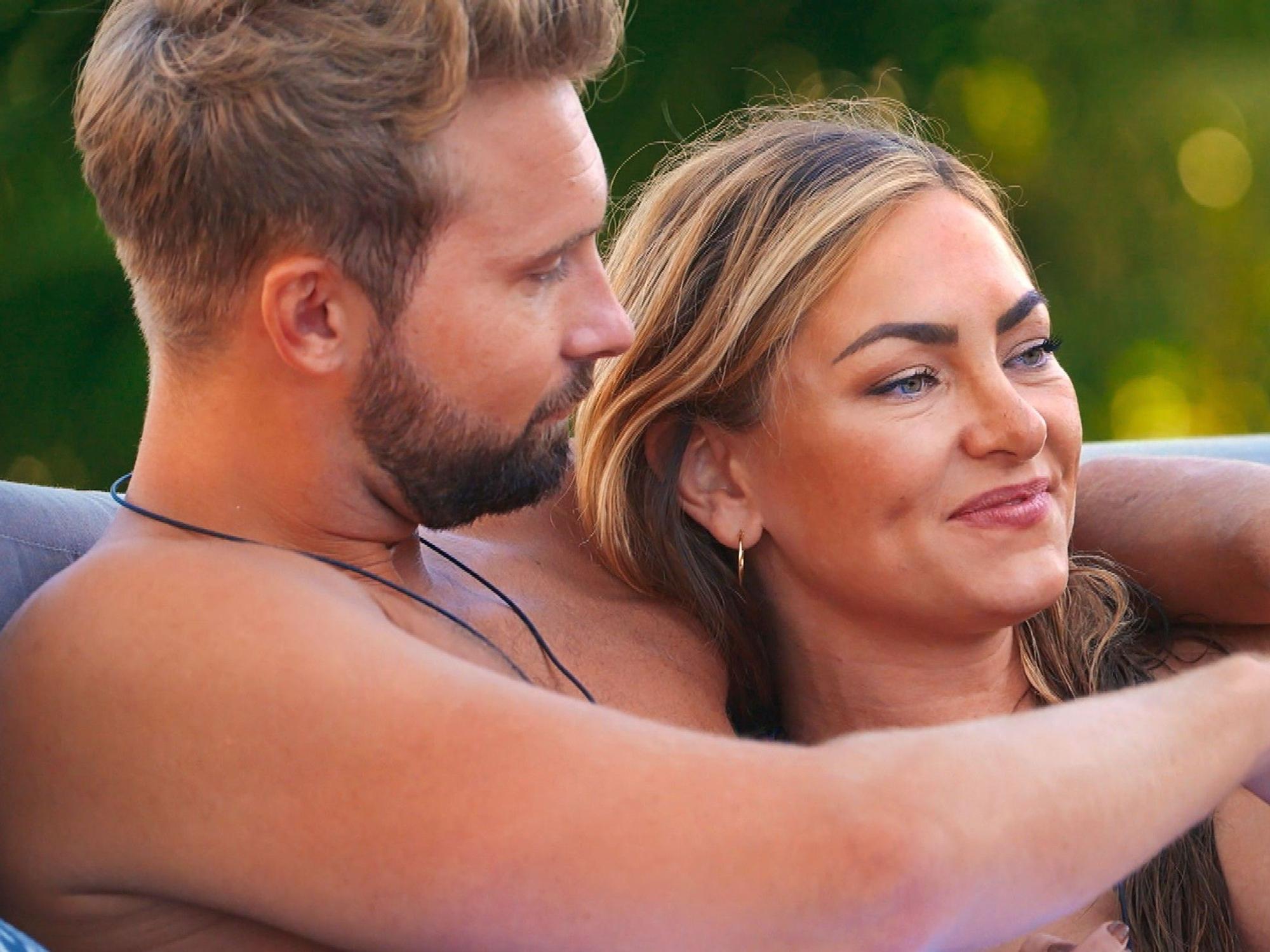 Jana-Maria und Bachelor Dominik bei einem Einzel-Date in Mexiko. Sie liegt in seinem Arm