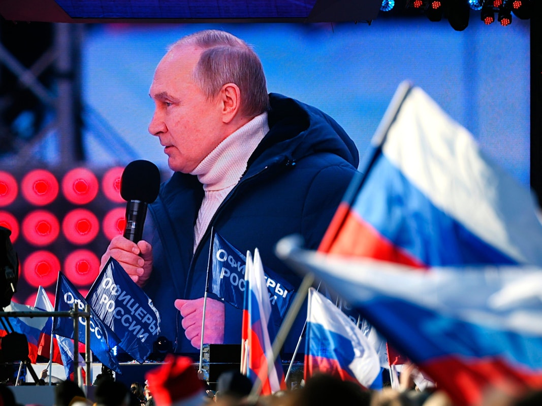 Der russische Präsident Wladimir Putin ist am Freitag (18. März) auf einer großen Leinwand zu sehen, während er seine Rede im Moskauer Olympiastadion Luschniki hält.