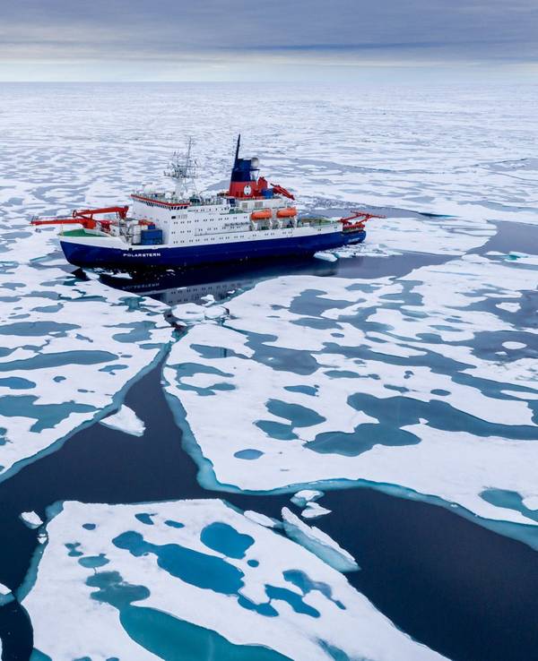 Das Fotot des Alfred-Wegener-Instituts zeigt das deutsche Forschungsschiff „Polarstern“, das sich in der Arktis dem Nordpol nähert.
