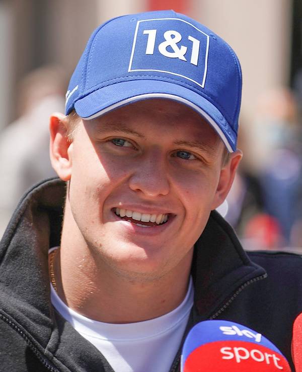 Mick Schumacher (Team Haas) lacht im Fahrerlager.