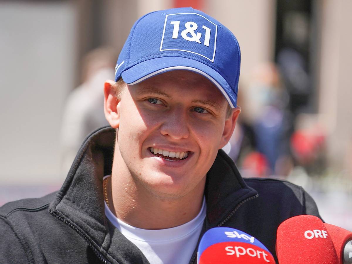 Mick Schumacher (Team Haas) lacht im Fahrerlager.