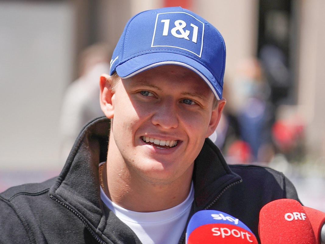 Mick Schumacher (Team Haas) lacht im Fahrerlager.