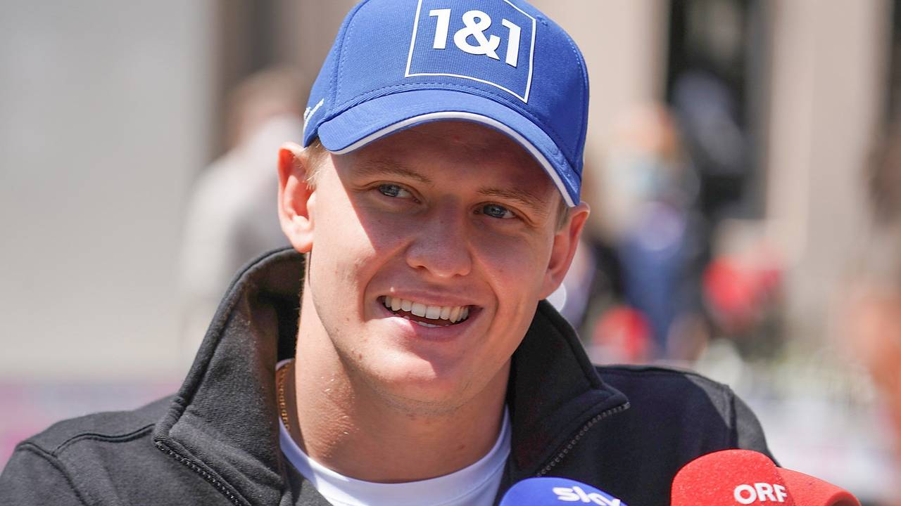 Mick Schumacher (Team Haas) lacht im Fahrerlager.