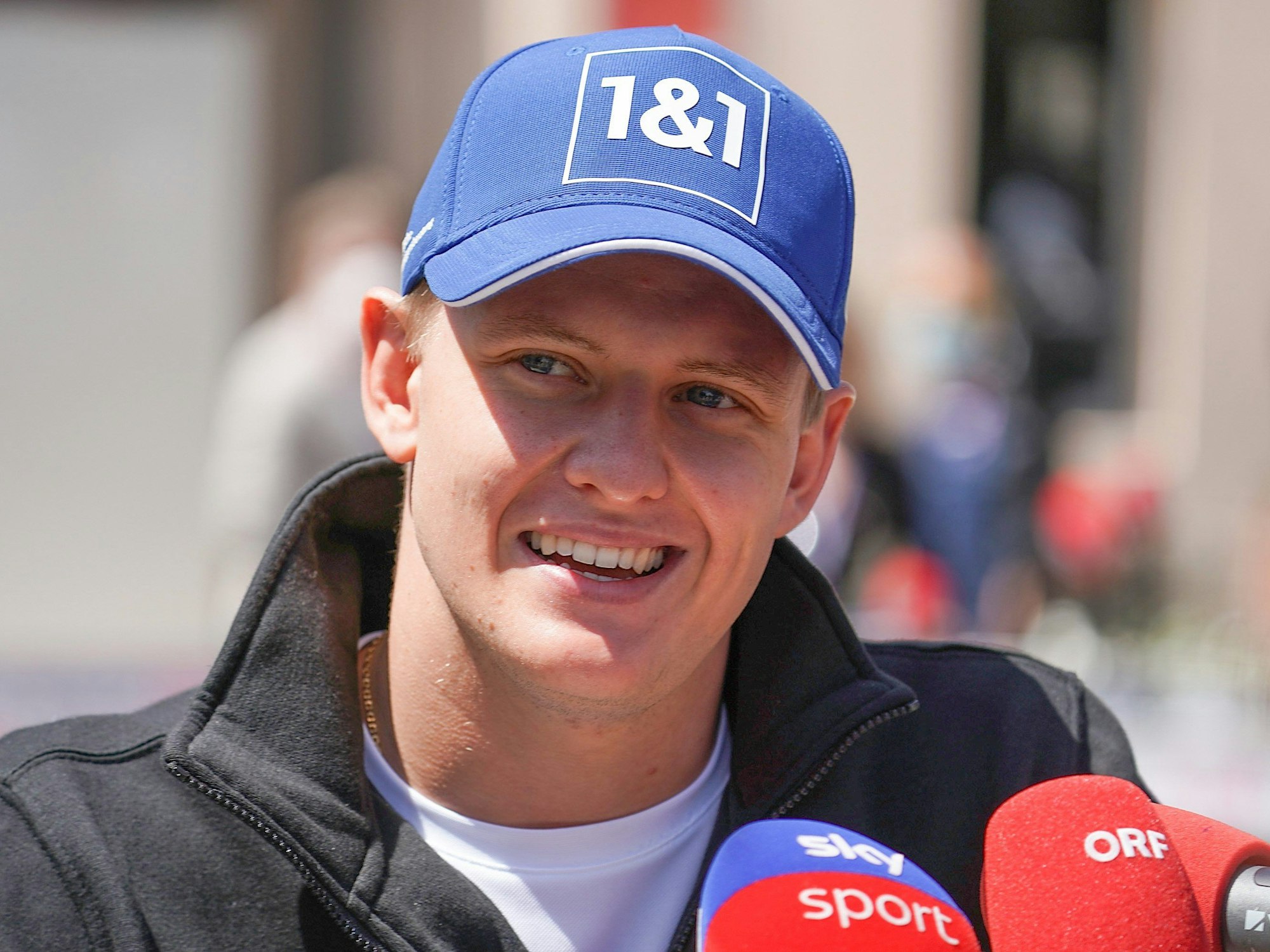 Mick Schumacher (Team Haas) lacht im Fahrerlager.