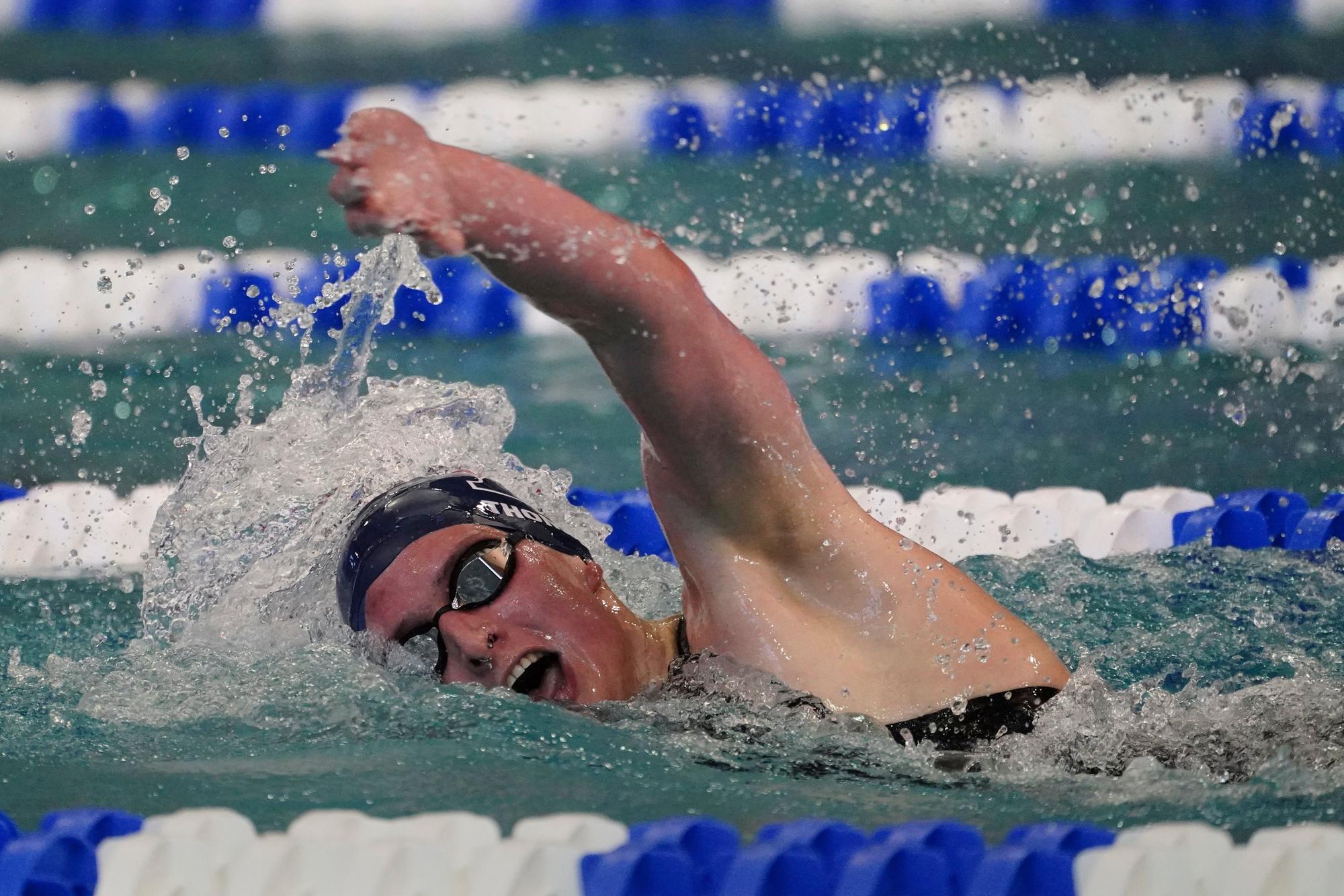 Transgender-Schwimmerin Lia Thomas beim Wettkampf im Wasser.