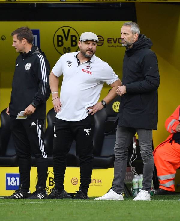 Marco Rose und Steffen Baumgart im Gespräch an der Seitenlinie.