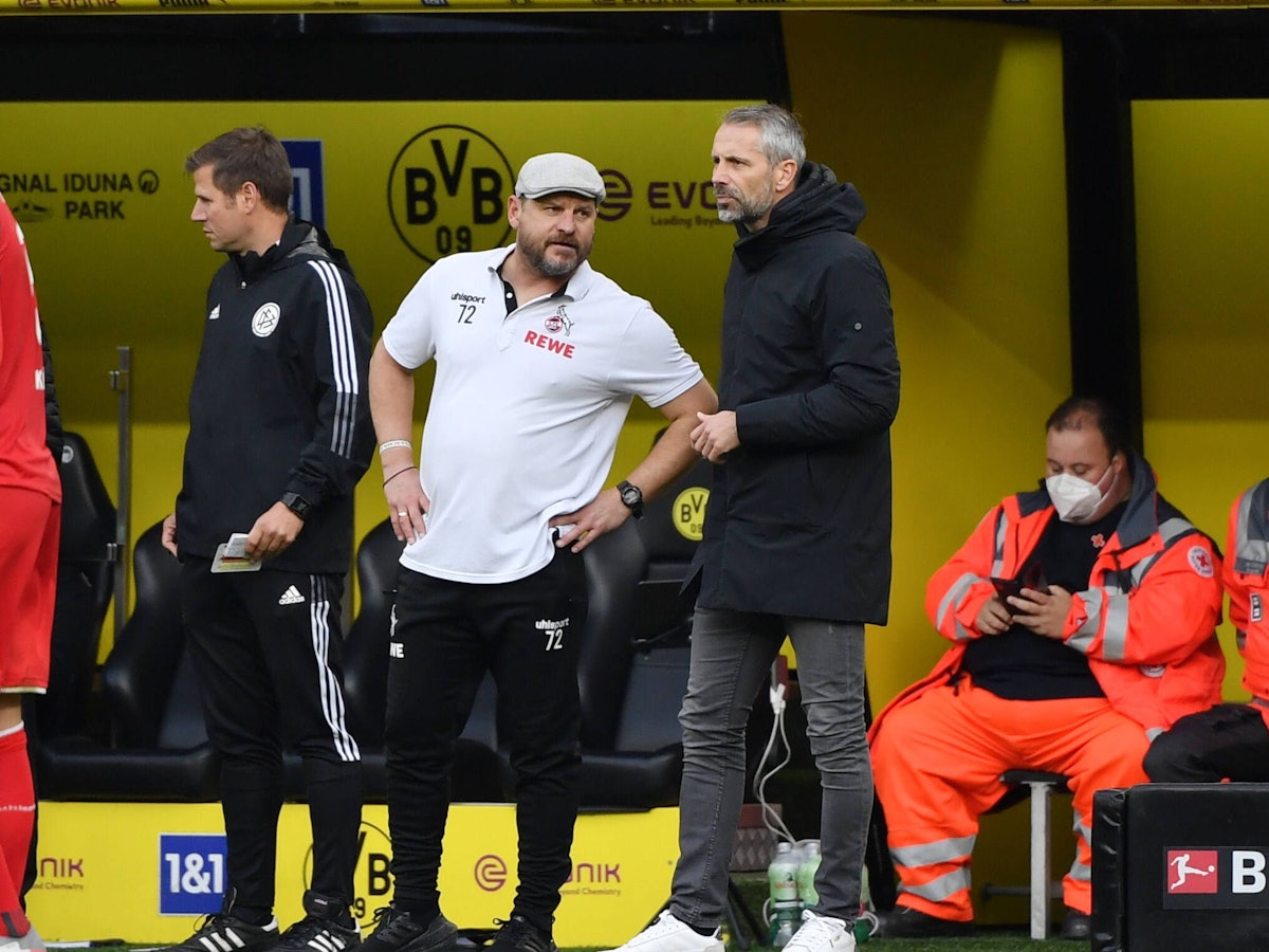 Marco Rose und Steffen Baumgart im Gespräch an der Seitenlinie.