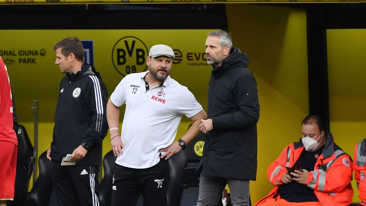Marco Rose und Steffen Baumgart im Gespräch an der Seitenlinie.