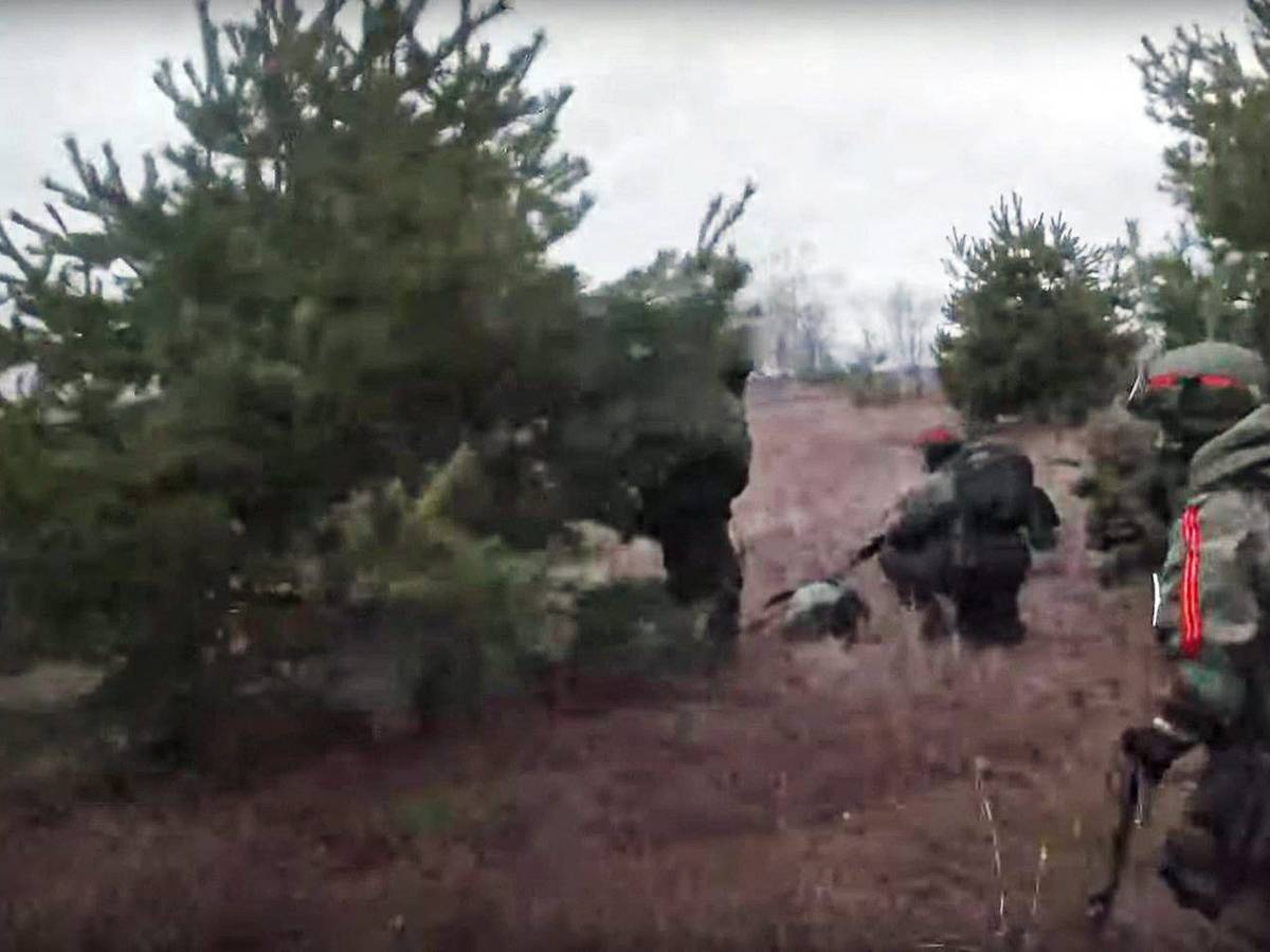 Das Video, am 12. März herausgegeben vom russischen Verteidigungsministerium, zeigt Fallschirmjäger, die sich angeblich die Kontrolle über einen unbekannten Flugplatz in der Ukraine übernehmen.