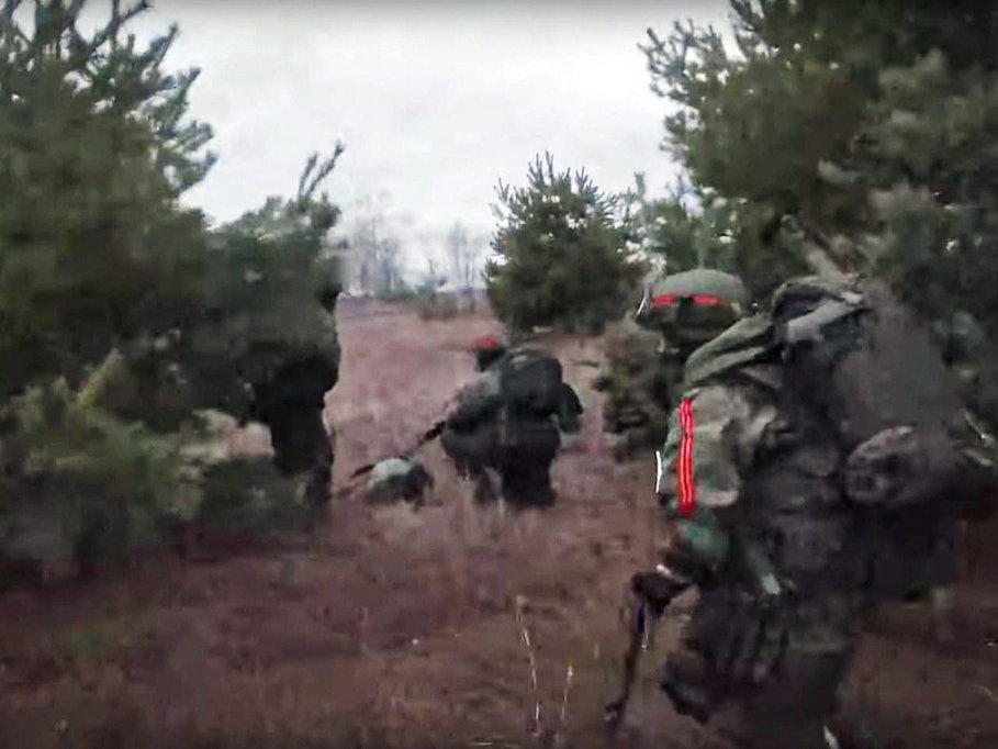 Das Video, am 12. März herausgegeben vom russischen Verteidigungsministerium, zeigt Fallschirmjäger, die sich angeblich die Kontrolle über einen unbekannten Flugplatz in der Ukraine übernehmen.