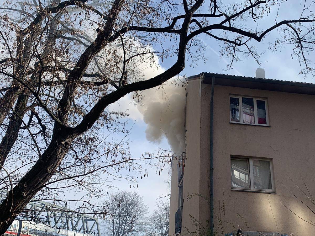 Nach einem Feuer in einem Gebäude dringt Rauch aus einem Fenster.