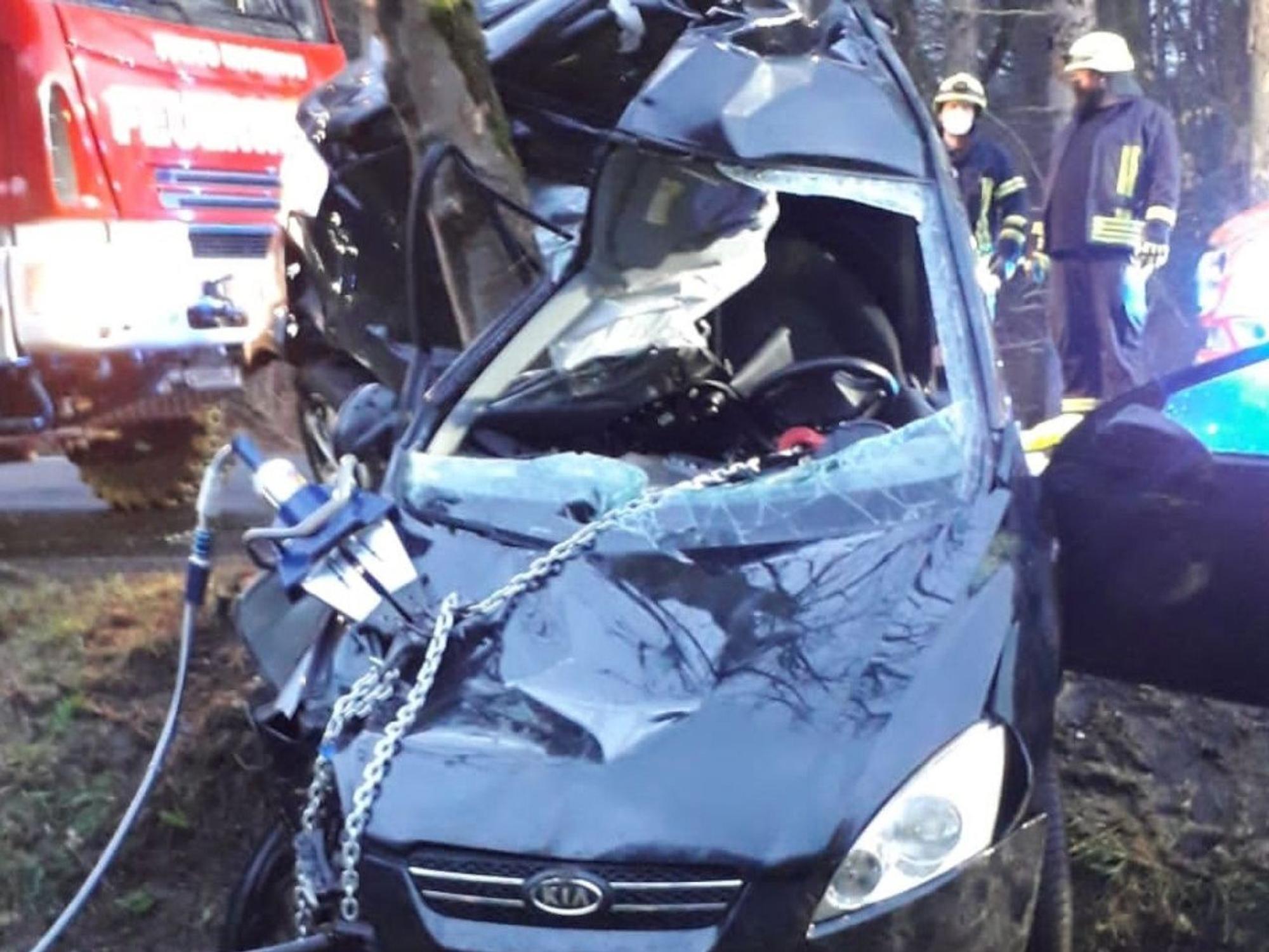 Durch die Wucht des Aufpralls wurde der Kia völlig zerstört. Der Wagen wickelte sich regelrecht um den Baum. Der Unfall passierte am 15. März 2022 auf der L286.