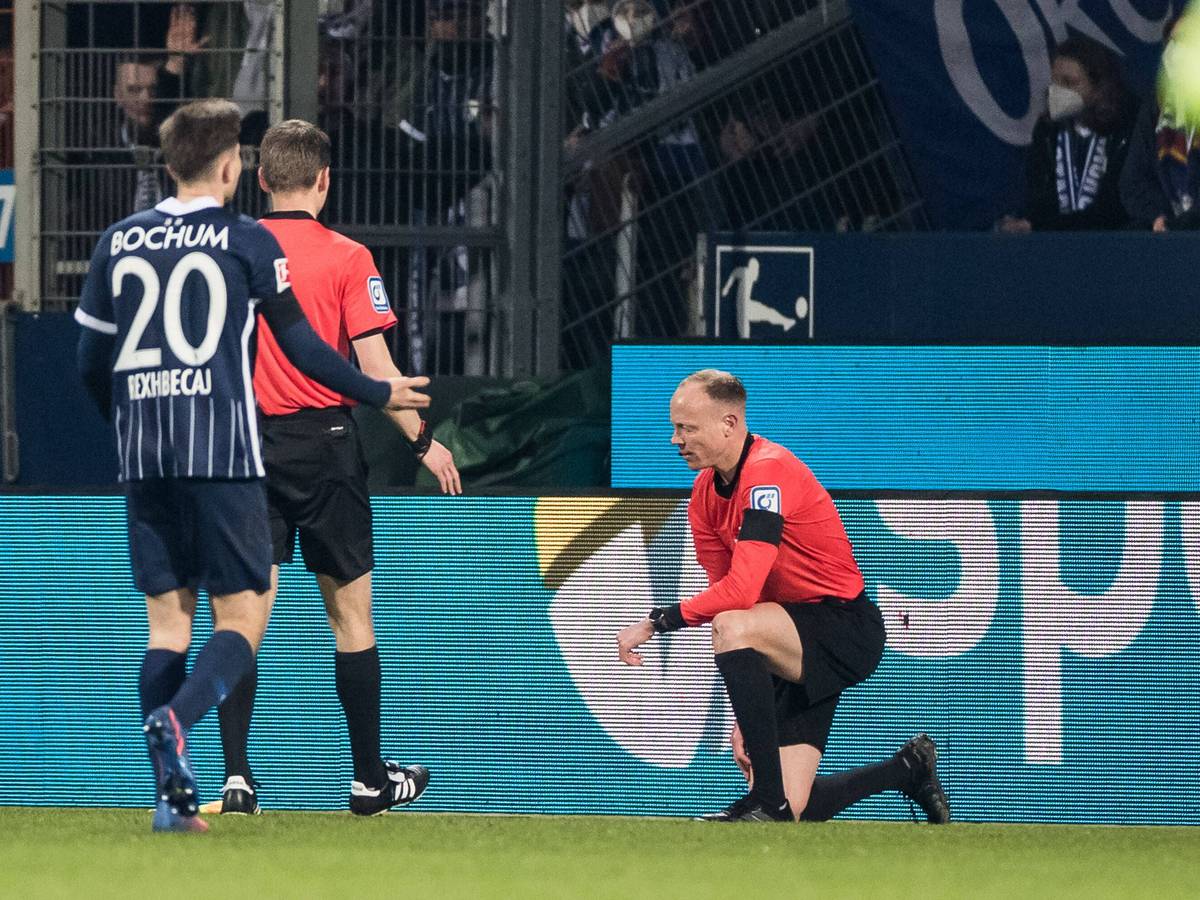 Schiedsrichterassistent Christian Gittelmann geht nach einem Treffer durch einen Bierbecher in die Knie.