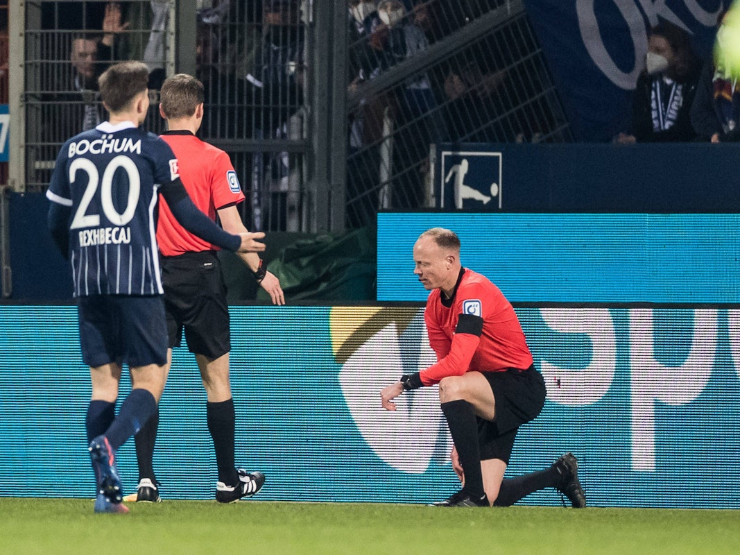 Schiedsrichterassistent Christian Gittelmann geht nach einem Treffer durch einen Bierbecher in die Knie.