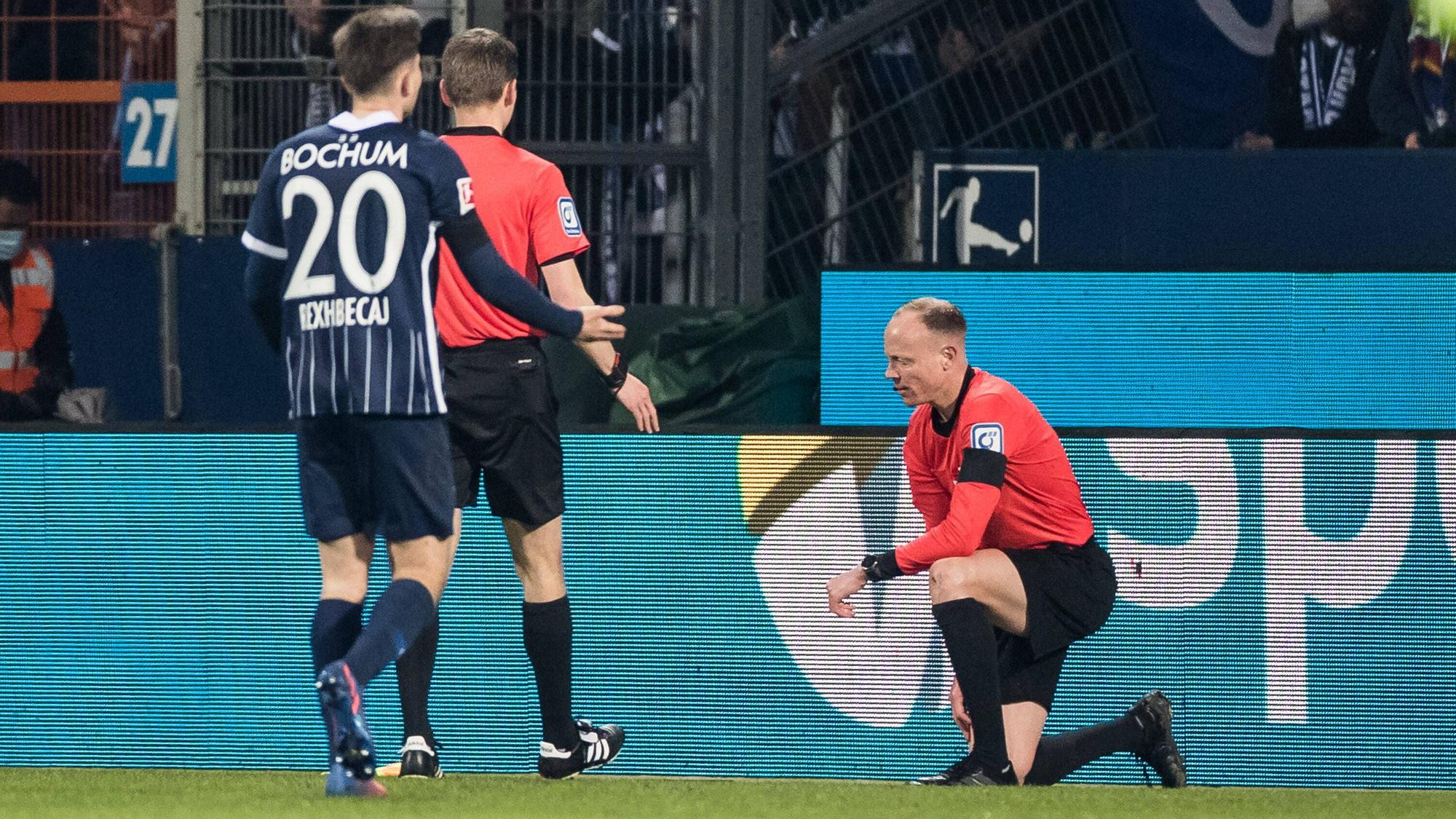 Schiedsrichterassistent Christian Gittelmann geht nach einem Treffer durch einen Bierbecher in die Knie.