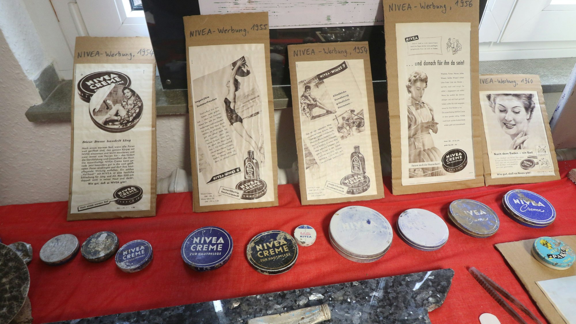 Niveadosen liegen nebeneinander auf einem Tisch.