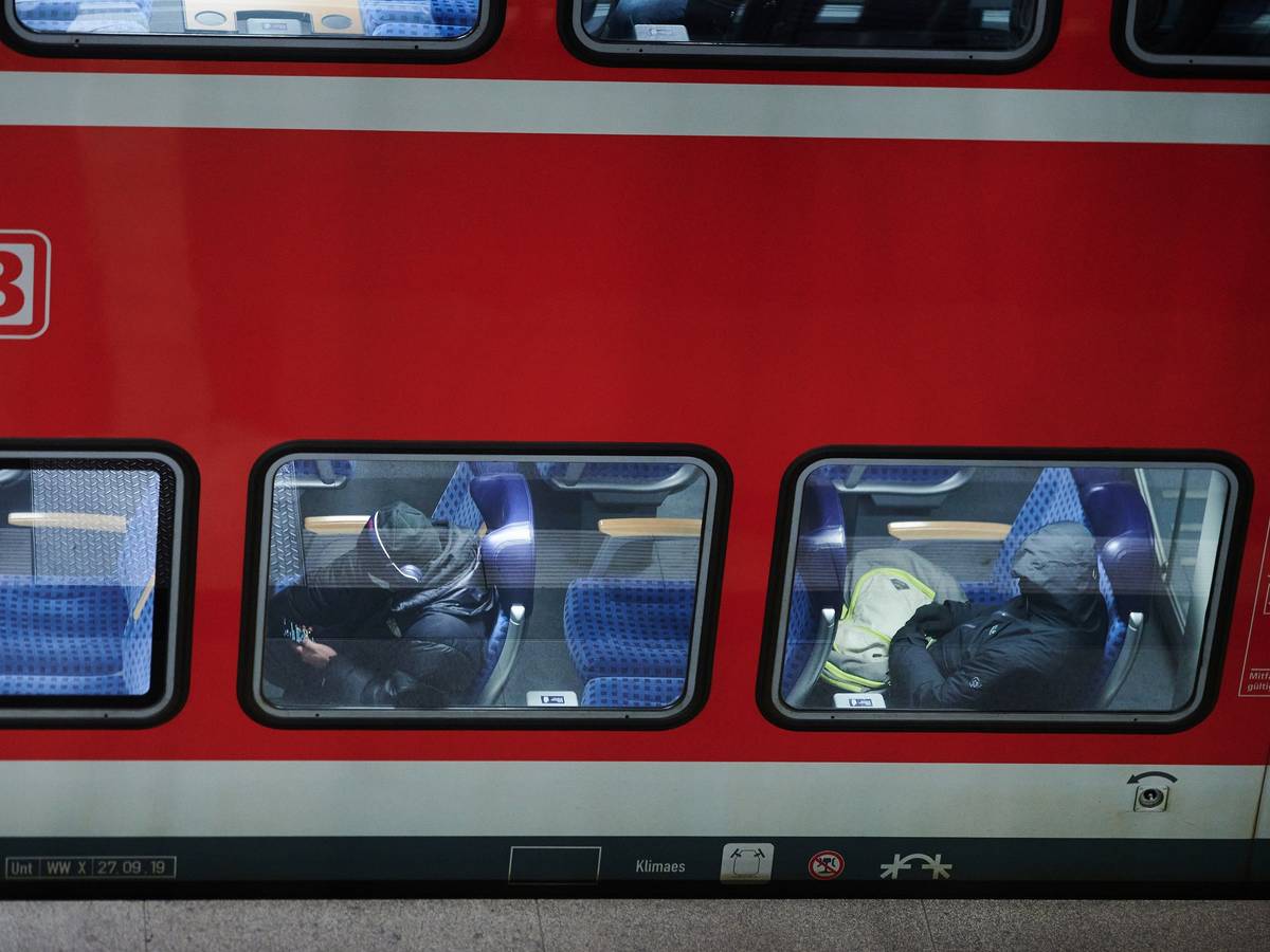 Personen sitzen in unserem Archibild vom Januar in Berlin in einem Regional-Express. Fahrgäste können die Züge von diesem Sonntag (20. März) an wieder ohne 3G-Nachweise nutzen.