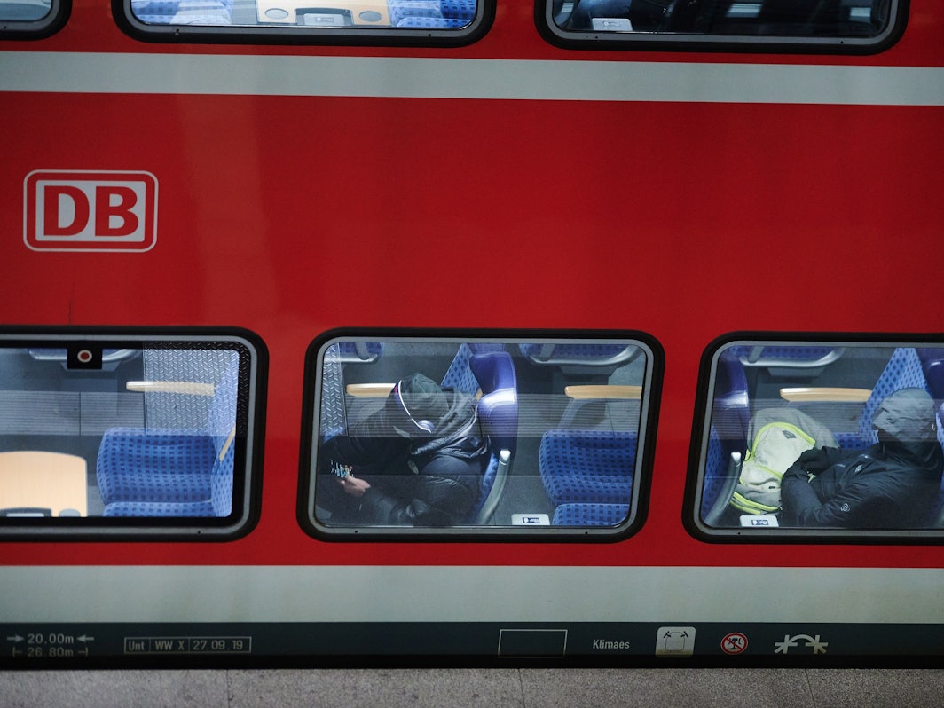 Personen sitzen in unserem Archibild vom Januar in Berlin in einem Regional-Express. Fahrgäste können die Züge von diesem Sonntag (20. März) an wieder ohne 3G-Nachweise nutzen.