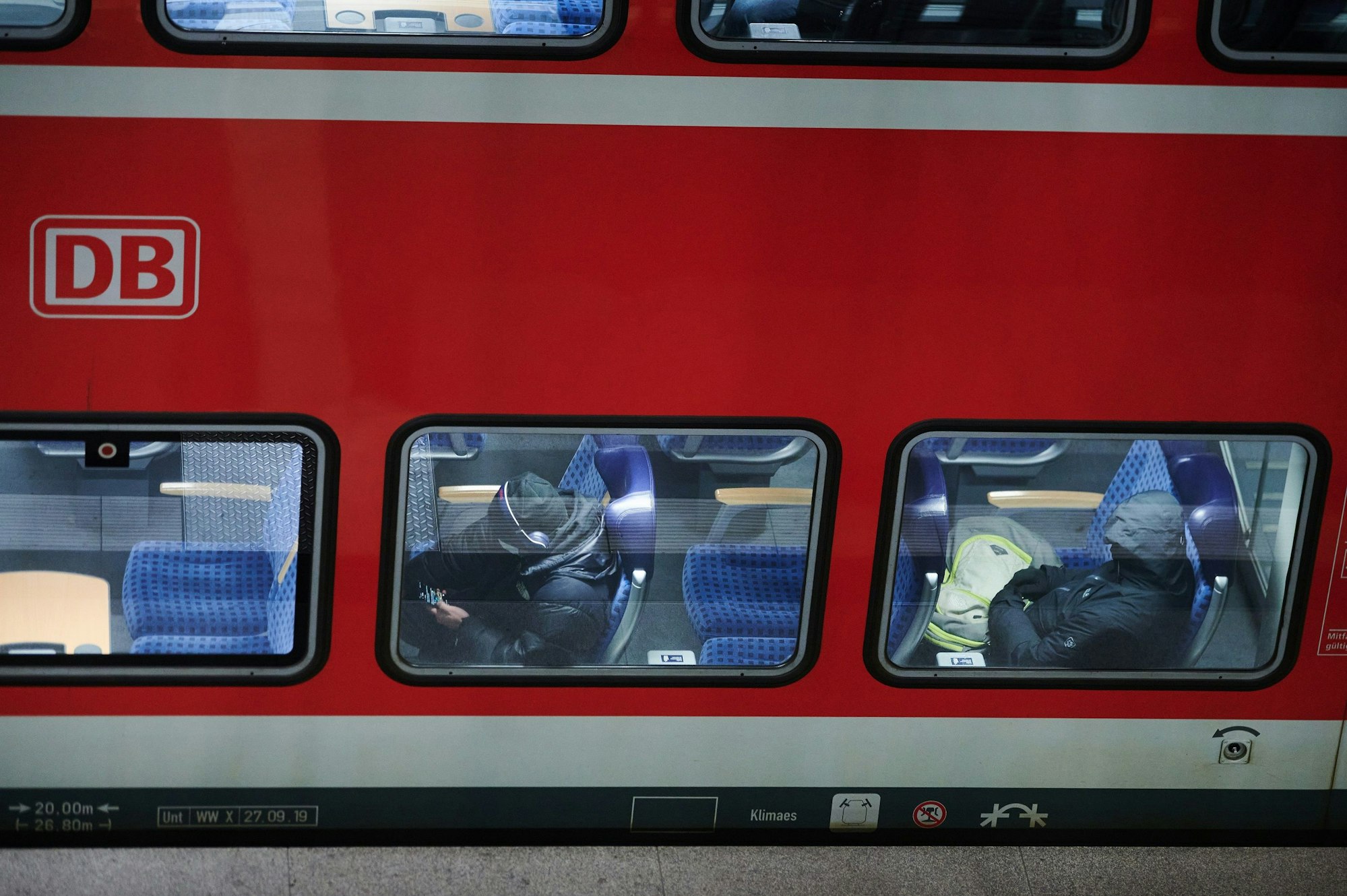 Personen sitzen in einem Regional-Express.