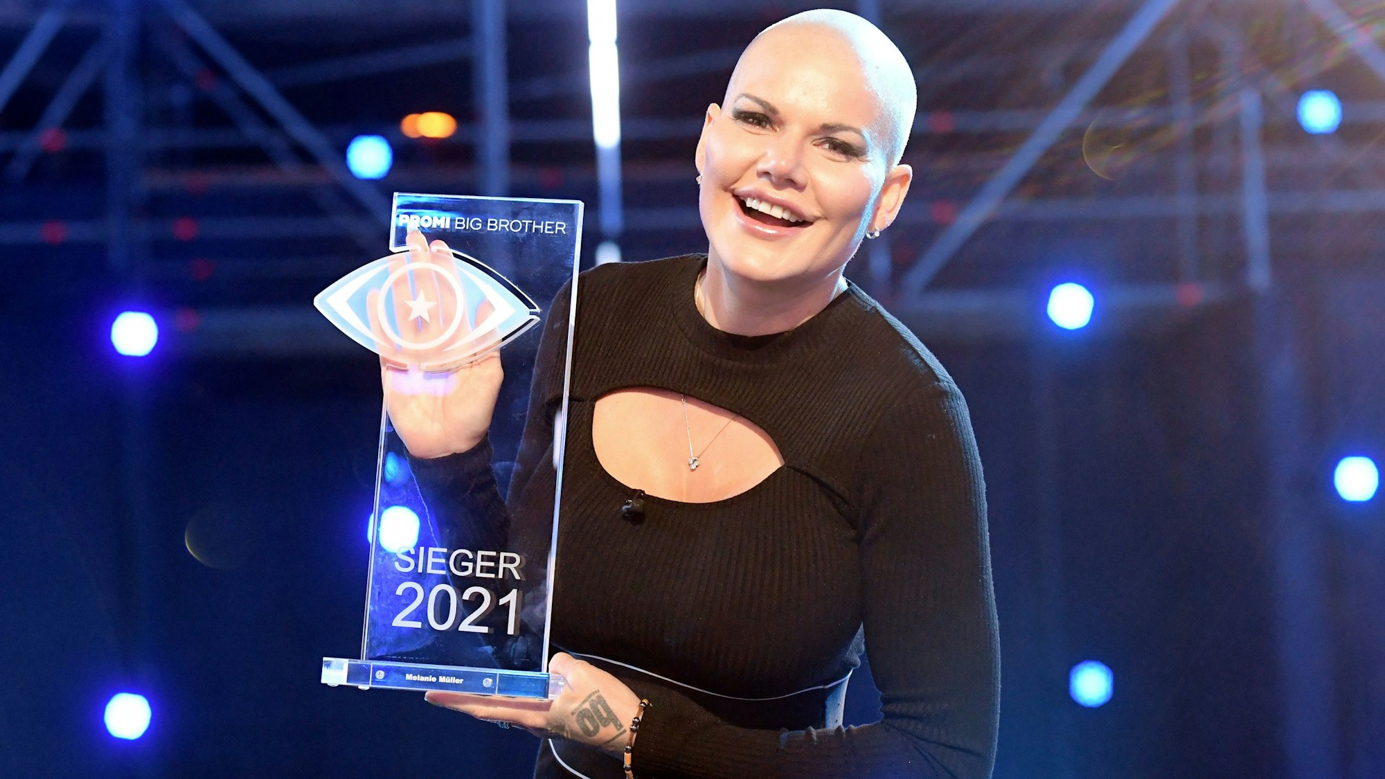 Melanie Müller zeigt ihren Pokal nach ihrem Sieg beim Promi Big Brother Event 2021. Nach drei Wochen leben vor Fernsehkameras wählten die Zuschauer sie zur Siegerin im Container.