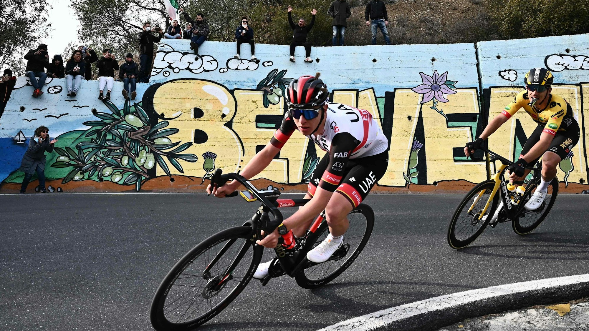 Tadej Pogacar legt sich in die Kurve.