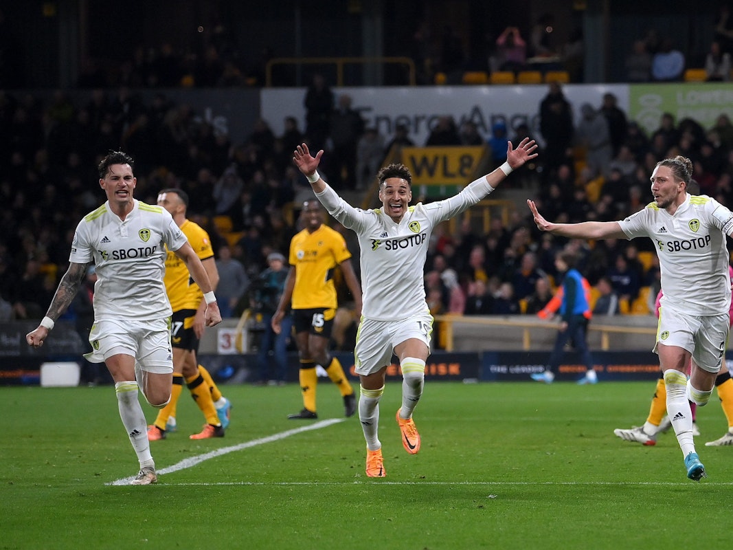 Luke Ayling feiert mit Robin Koch und Rodrigo Morena den Sieg.