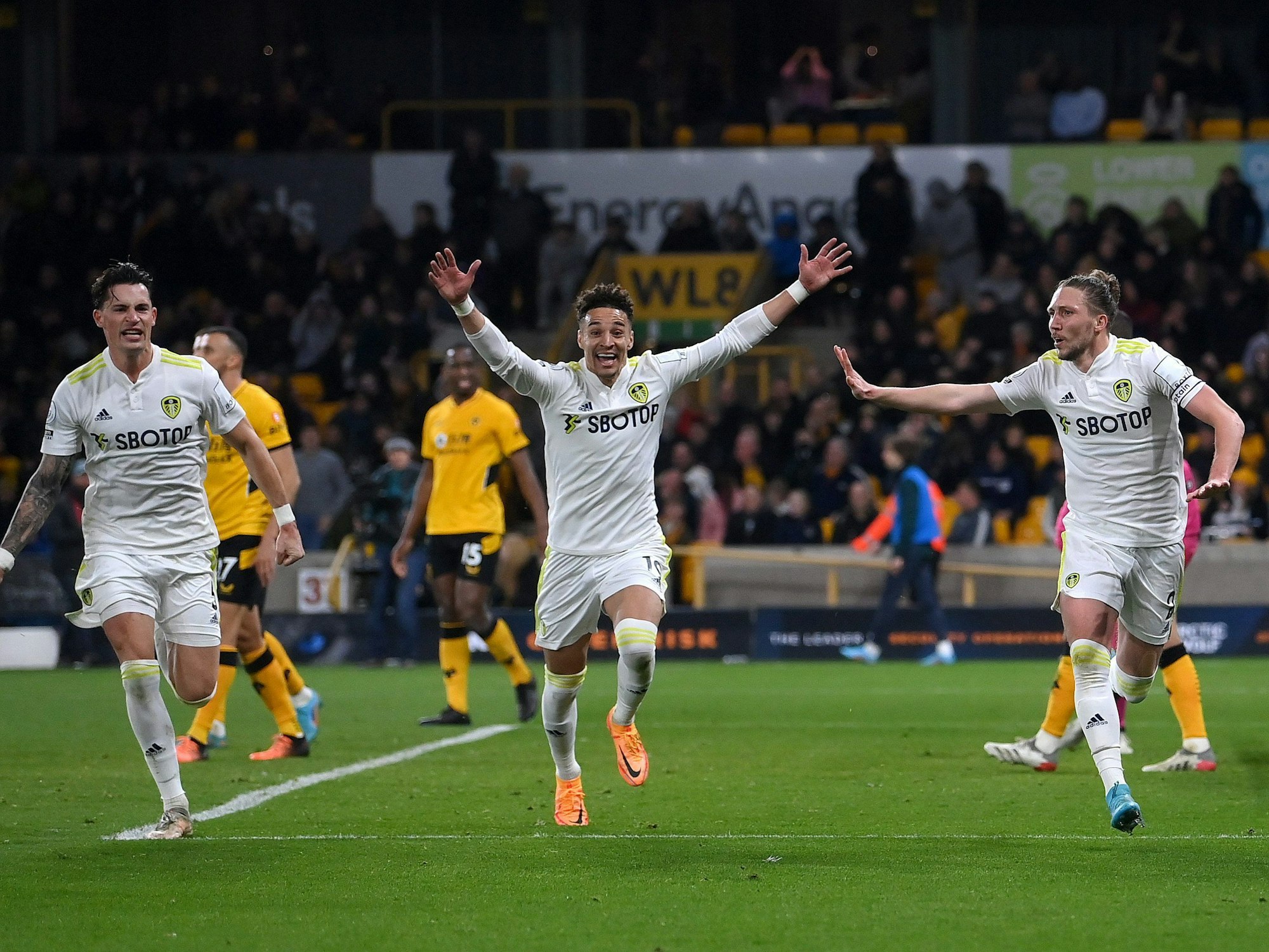 Luke Ayling feiert mit Robin Koch und Rodrigo Morena den Sieg.