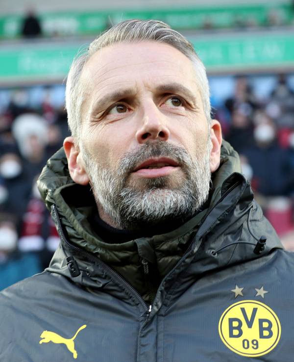 Marco Rose steht beim Bundesliga-Spiel beim FC Augsburg im Stadion