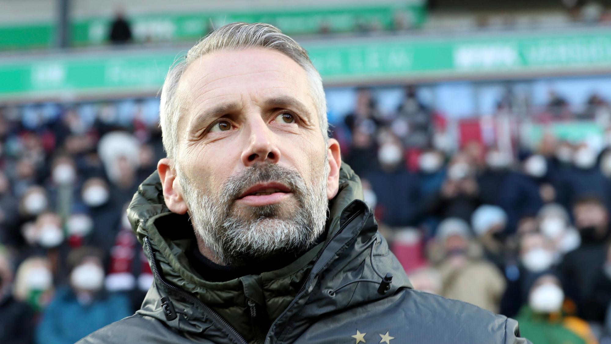 Marco Rose steht beim Bundesliga-Spiel beim FC Augsburg im Stadion