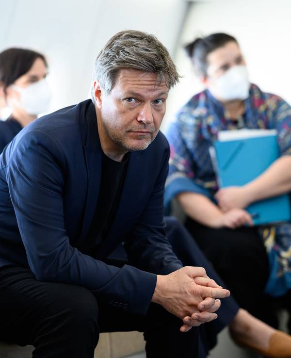 Robert Habeck (Bündnis 90/Die Grünen) unterhält sich am 19. März 2022 auf dem Flug von Berlin nach Doha im Airbus A350 der Flugbereitschaft der Bundeswehr bei einem Hintergrundgespräch mit mitreisenden Journalistinnen und Journalisten.