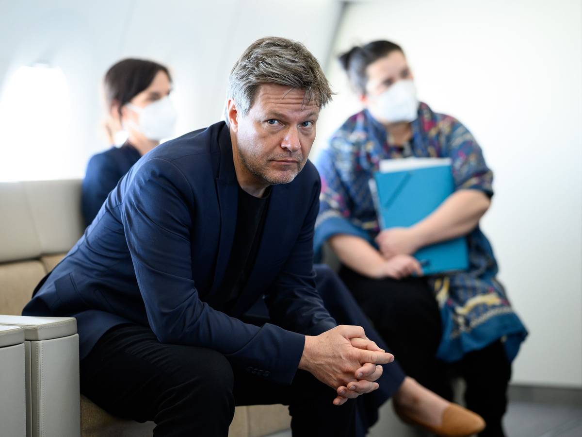 Robert Habeck (Bündnis 90/Die Grünen) unterhält sich am 19. März 2022 auf dem Flug von Berlin nach Doha im Airbus A350 der Flugbereitschaft der Bundeswehr bei einem Hintergrundgespräch mit mitreisenden Journalistinnen und Journalisten.