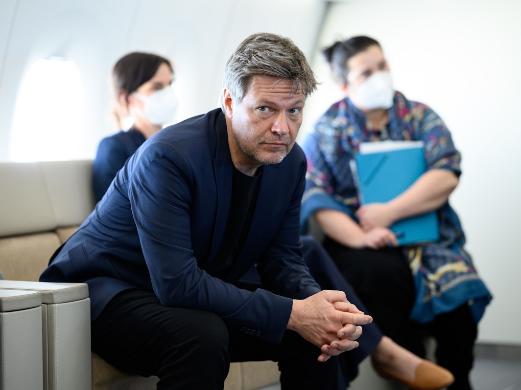 Robert Habeck (Bündnis 90/Die Grünen) unterhält sich am 19. März 2022 auf dem Flug von Berlin nach Doha im Airbus A350 der Flugbereitschaft der Bundeswehr bei einem Hintergrundgespräch mit mitreisenden Journalistinnen und Journalisten.